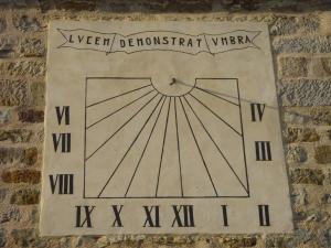 Cadran solaire portant l’inscription « LUCEM DEMONSTRAT UMBRA »